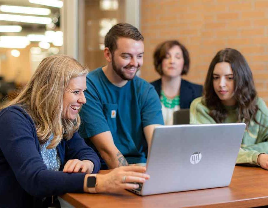 一群ksu学生在看笔记本电脑.